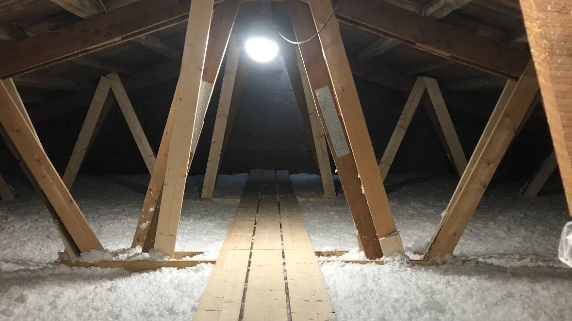 Lösullsisolering av vind i villa - IsoTech Svenljunga